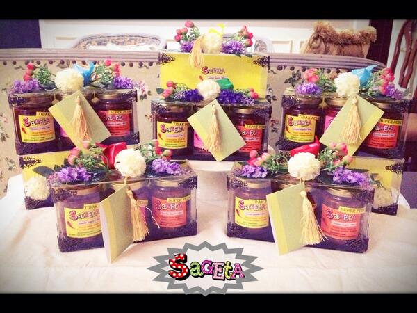 ethatrinova's tweet photo. idul fitri gift : acrylic box + flower decoration + card.. please contact me fo order (limited stocks) http://t.co/uY2pCTaW8v