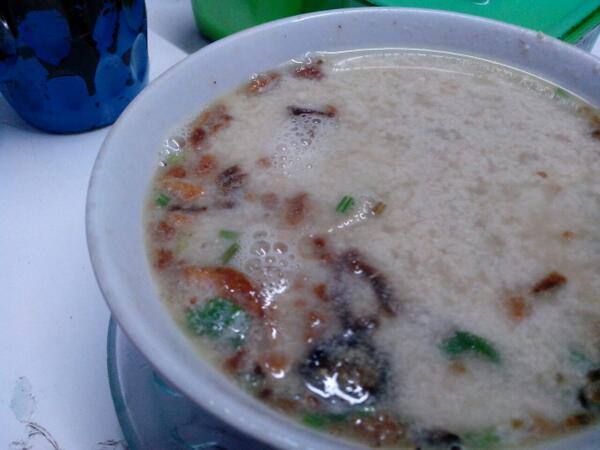 PortalPreneur's tweet photo. Kok ada ijo2nya min? RT @IklanBalikpapan: Menu buka puasa mimin :D coto makasar H. Juding Klandasan http://t.co/iYo0GlcsK6