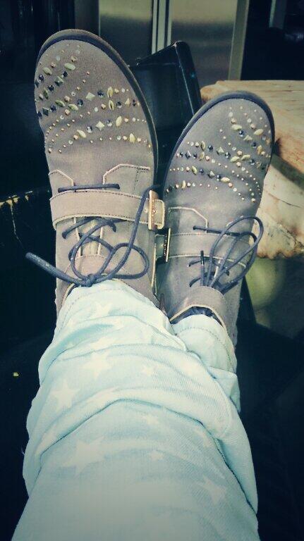 IJsel's tweet photo. Super leuke nieuwe schoenen plus nieuwe broek SUPER CHILLLLL http://t.co/Rt77uDyfiV