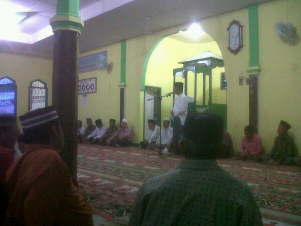 RahmadiSmile's tweet photo. Sambutan camat stabat dalam acra penyantunan ank yatim Desa Banyumas Kab' Langkat http://t.co/TvNUZsN1Wz