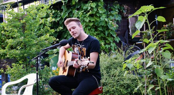 frankfoks's tweet photo. “@journalistkevin: Gisteravond een tuinconcert gehad van @frankfoks was echt te gek! Thanks Frank! http://t.co/rM6XdIEh8B” > was gezellig!