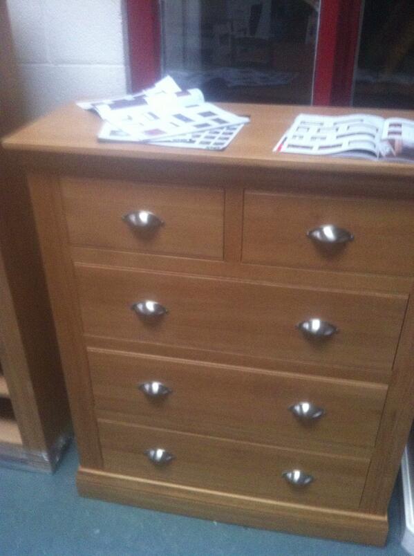 DiscountFurnoUK's tweet image. Ex display, solid oak chest of drawers, was £599 now only £299!!!
