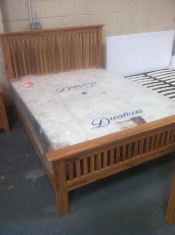 DiscountFurnoUK's tweet image. Solid oak bed, now only £325!!