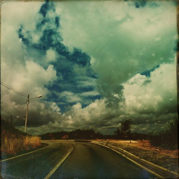 ebatalha's tweet photo. Perfect clouds #Hipstamatic #Doris #Sussex http://t.co/tKMVoN41Yj