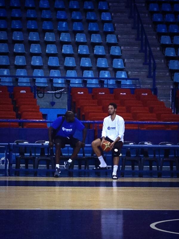 EvanFourmizz's tweet photo. “@AjincaAlexis42: L'amour père et fils c'est beau ☺ @EvanFourmizz #poitier #LoveIt http://t.co/ffeBXc4A7k”lol t bete