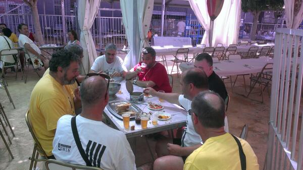 #lavilaenfestes <a href="/CatalansLaVila/">Catalans</a> <a href="/DESTRALERS/">Destralers La Vila</a> <a href="/VoluntarisCIA/">VoluntarisLaVila</a>  bon esmorzar de germanament