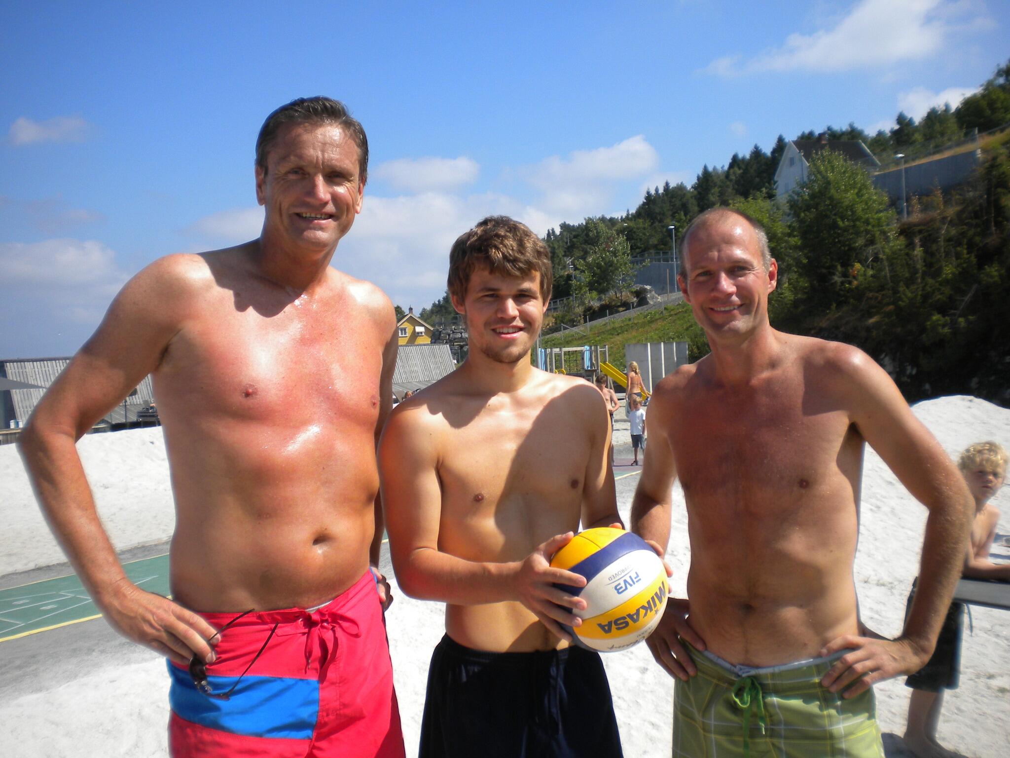 Magnus Carlsen on X: Enjoyed playing beach volleyball with  ex-professionals Jan Kvalheim and Jørre Kjemperud! Not quite on their  level  / X