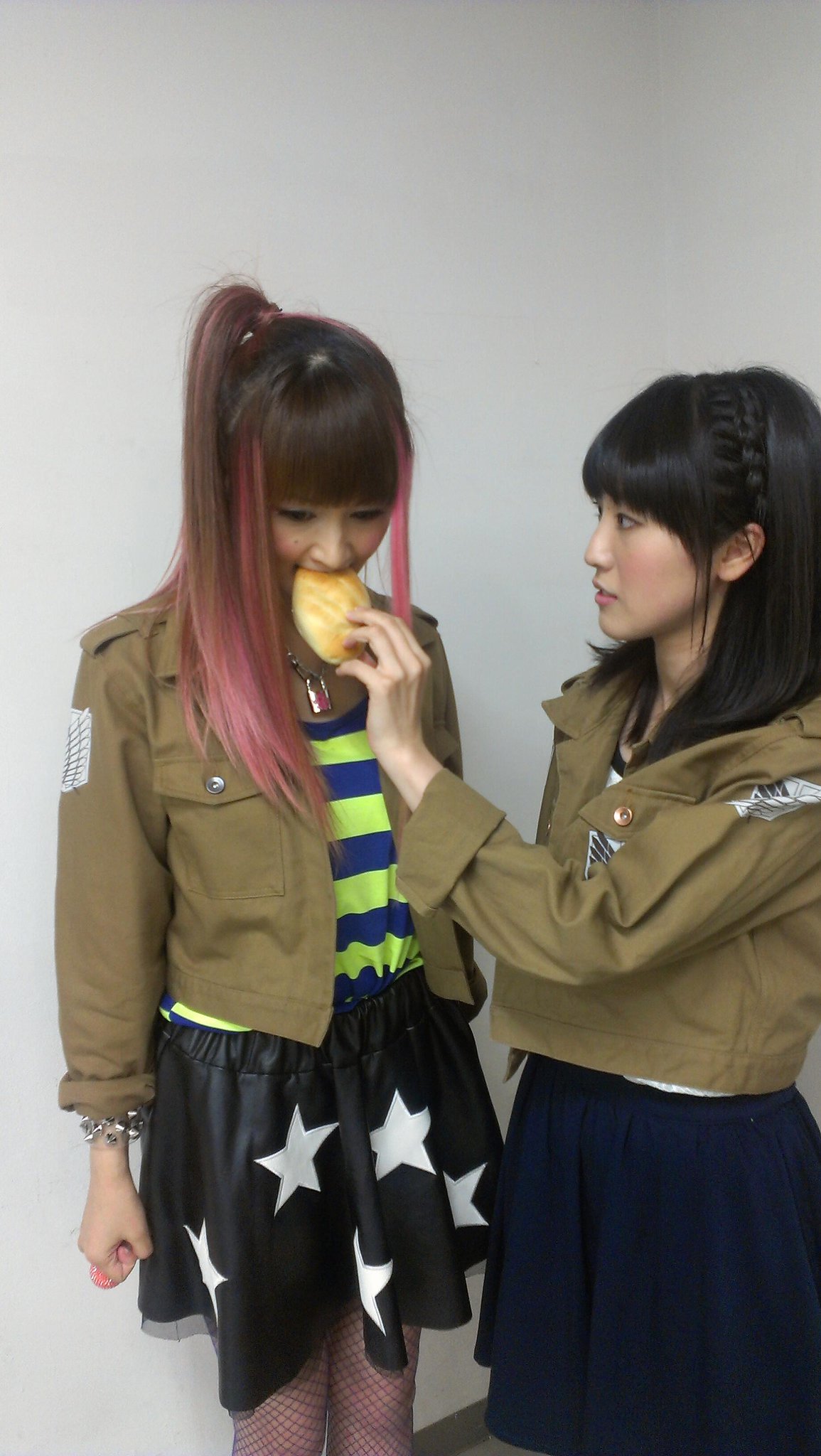 小林ゆう 公式 Twitter પર 小林ゆうですなう サシャさんも泣きながらご自分の道を選択されましたなう お写真は今日の進撃の巨人さんイベントでミカサ役のいっしーちゃんとのひとこまですなう パァン Http T Co Znpzitmgz9 小林ゆう 公式 Twitter પર 小林ゆうですなう サシャさんも泣きながらご自分の道を選択されましたなう お写真は今日の進撃の巨人さんイベントでミカサ役のいっしーちゃんとのひとこまですなう パァン Http T Co Znpzitmgz9