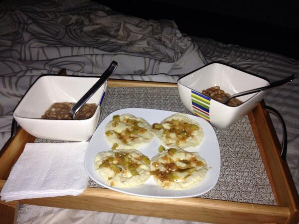 m10L's tweet photo. Breakfast in bed para el bombonsin @JUANMURRA http://t.co/CnRh1PkORS