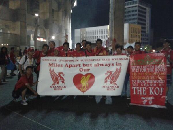 BIGREDS_MDN's tweet photo. Sehabis pertandingan rombongan BigReds Medan bertemu Myanmar Reds, fans LFC dari Myanmar http://t.co/l641ssrhf8