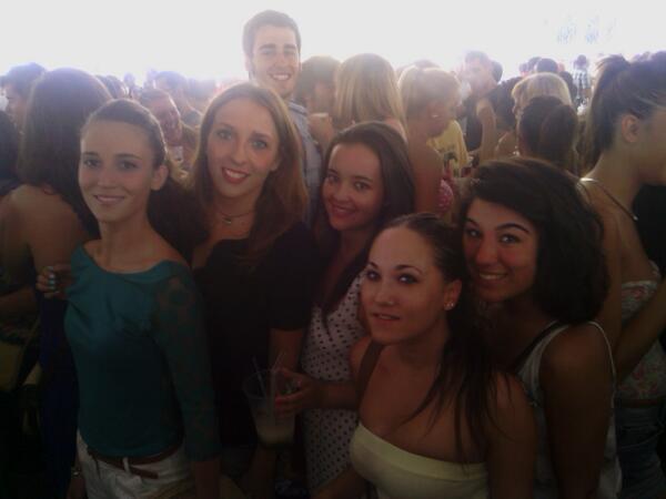 HelenaVaSe's tweet photo. Último día de feria con mis niñas @eelvi57 @RaquelOrtigosa @ansinomeri @claudiaarcas http://t.co/O2ChzNbDq9