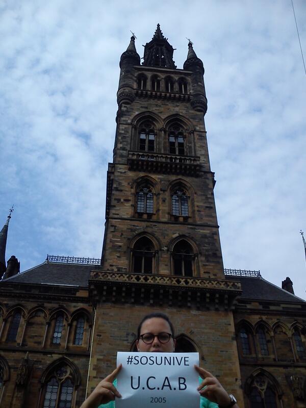 SOSUniVE1's tweet photo. Gracias a @Sherecita apoyando #100MonumentosxLaU #SOSUniVe Desde la torre de la Universidad de Glasgow, Escocia http://t.co/b80jTDMhYo