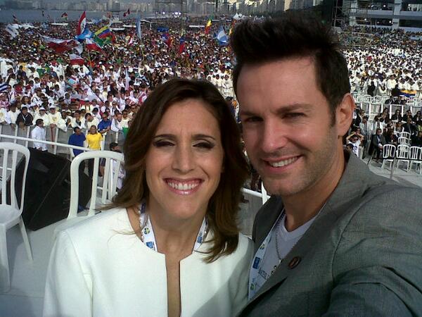 AxelOficial's tweet photo. Momento historico!!! Mucha emocion cantar p el Papa Francisco!!! Un honor compartirlo c vos Sole!!! @sole_pastorutti http://t.co/sghUlXtEaX