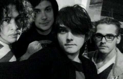 AliceMcrPatd's tweet photo. @gerardway mcr fans fixed it http://t.co/RZylwMV2Sp