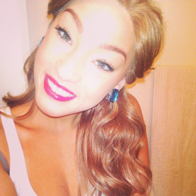 Today calls for red lips &amp; cat eyes! #AllThingsGo <3 http://t.co/9STqQIRrSX<a href="/tag/allthingsgo"class="tags">#AllThingsGo</a>