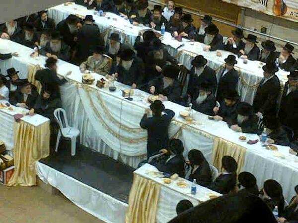 Koidesh's tweet photo. C"k Admor M'Belz Shlita Feering now the Yurtzeit Tish of Hrh"k B'Belz Zy"u. Photo: http://t.co/ODGBK7R3ts