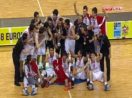 12numaraorg's tweet photo. KUPA ELLERDE! #PotanınPrensleriAvrupaŞampiyonu http://t.co/ETrpwFIS0P