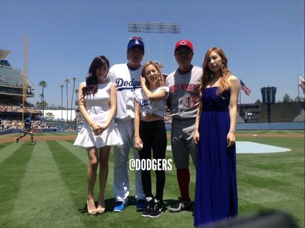 [PIC][26-07-2013]Tiffany - TaeYeon và Sunny khởi hành đi LA để hát Quốc ca mở màn cho trận đấu bóng chày giữa 2 đội Los Angeles Dodgers và Cincinnati Reds vào tối nay BQSVg4BCIAARwOm