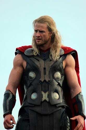CHRIS HEMSWORTH IS SO HOT AS THOR LOOK AT THOSE FRICKING MUSCLES