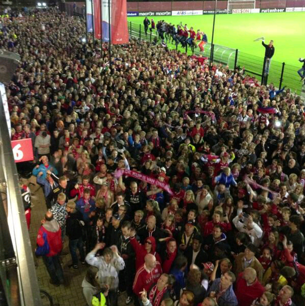 AZAlkmaarFans_'s tweet photo. En dan zeggen ze: 'AZ heeft geen supporters.' http://t.co/nmlDVfzmhA