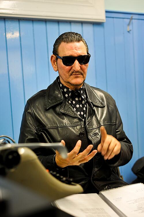 BobbyDoesDylan's tweet image. Bobby Does Dylan relaxing back stage at The Greenock Town Hall Charity gig.