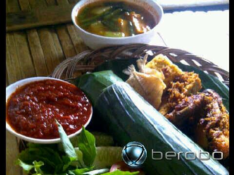 alumni_152's tweet photo. Tweeps, dan sahabat alumni, ayoo adain bukber di @BukitAir ciomas, nikmati suasana desa dg makanan yg menyelerakan.. http://t.co/VvXa9PNLu7