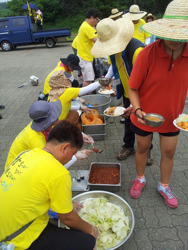 playman0825's tweet photo. #강정 평화대행진> 오전 행진을 마치고 점심을 함께 먹습니다. 자발적 배식을 쌍차 해고자들이 담당해주셔서 더 힘나는 점심. 이렇게 걷다보면 분명히 다른길이 생길거라는 마음을 함께 먹습니다. #쌍차 http://t.co/UD2DFfZdbr