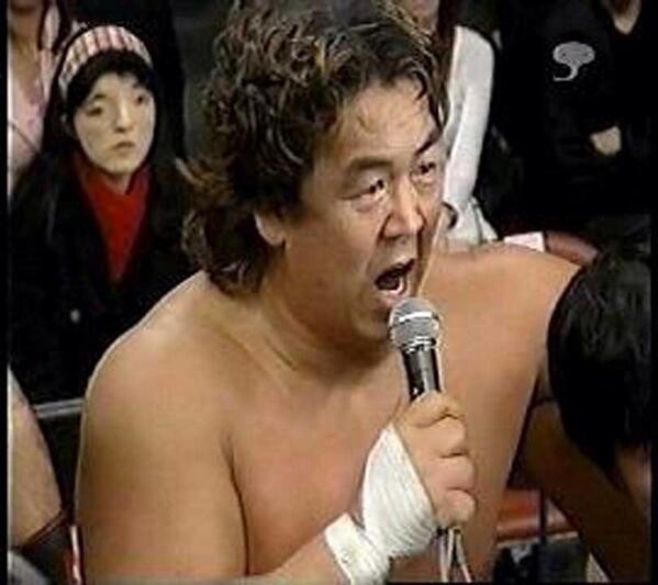 奥の女性、
