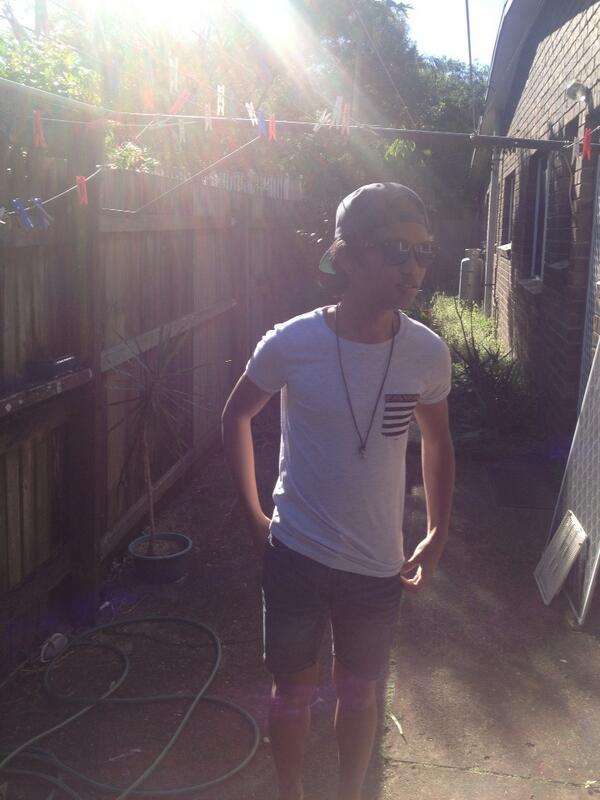 SendMeHelp's tweet image. 