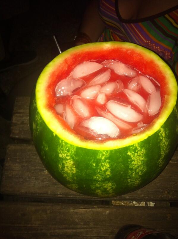 Prode91's tweet photo. #serateallegre #anguria&amp;vodka #vacanza http://t.co/Y5J0o6TB09