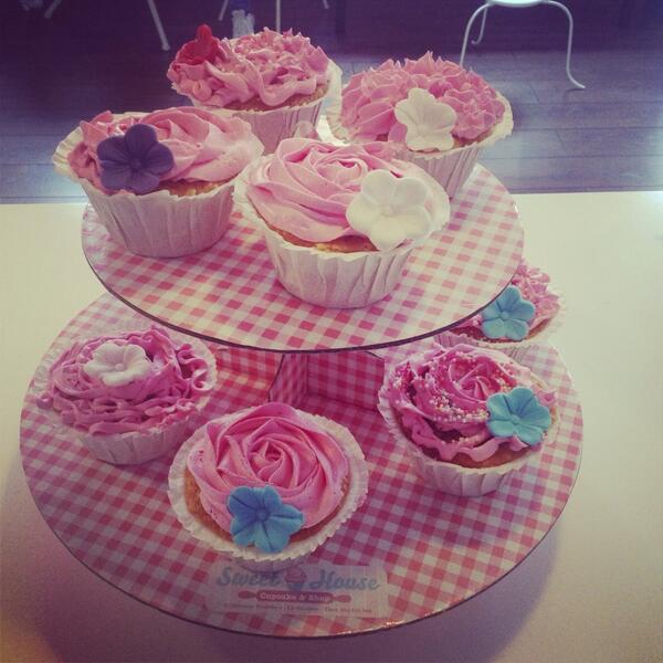 sweethouseorota's tweet photo. Cupcakes de limón con buttercream de chocolate blanco http://t.co/Ekqs8QQMtd