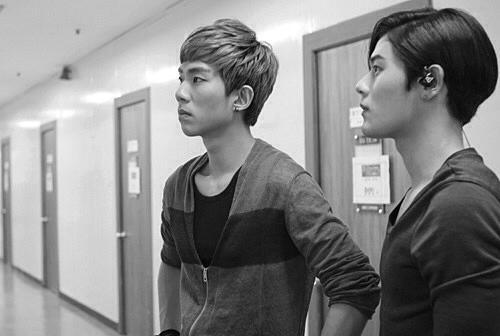 ZEA_9's tweet photo. 불후의 명곡 무대위에 오르기 전 의미심장한 표정의 ZE:A[#제국의아이들] 의 케빈과 동준!! ^^ http://t.co/CJntT3w72G