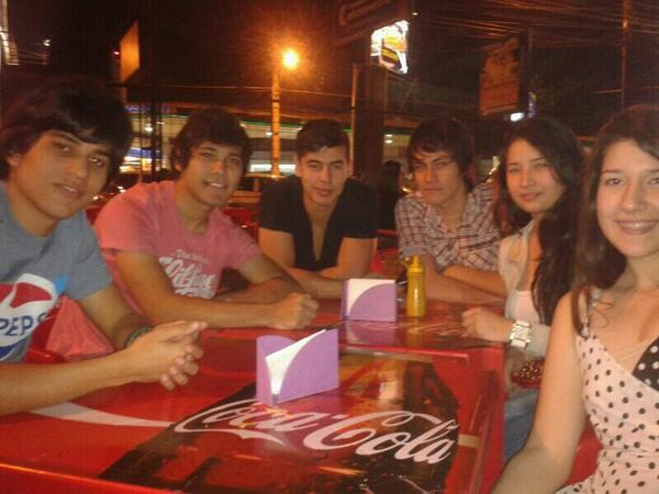 Castro_Jazmin_'s tweet image. vivir sin amigos no es vivir. @crimagolo @CinthiaAleRojas @EdgarrSilvaa @Azcu_py @juanmasosaortiz