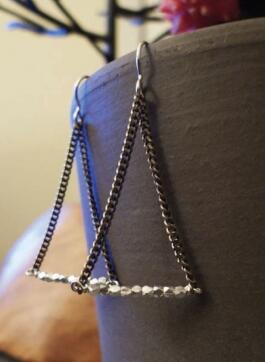 Want to accessorize without going overboard ? Valerie is the perfect way to add some subtle style to your wardrobe.