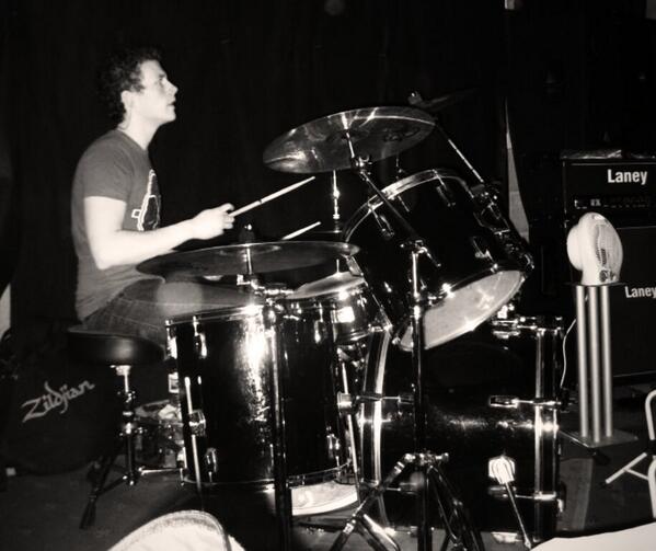 underillusion4's tweet photo. Phil (drums) http://t.co/8H3efJ58cv