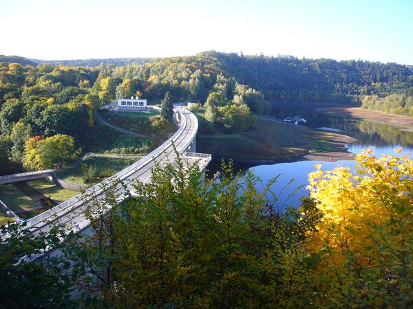 chemodankiny's tweet photo. Отель на плотине в городе Гарц, Германия http://t.co/JUEbxAHbuS http://t.co/aRAvxdtyWo