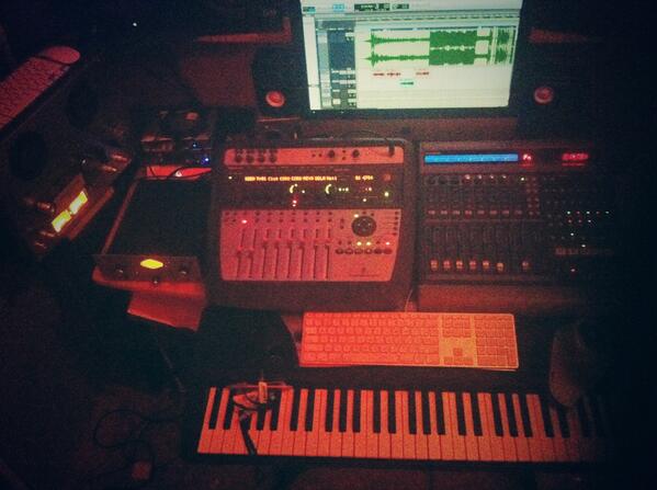 alfiemusik's tweet photo. Recording @Coronaspr "Aunque digas No" http://t.co/LyFnlv2QyX