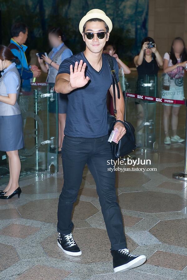 [PICTURES](26;29/07/13) Siwon at Gimpo airport ---- > frenchsiwonest.wordpress.com/2013/07/29/pic…
