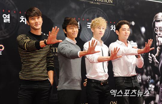 [PICTURES](29/07/13) Siwon at "Snow piercer" Premiere -->
frenchsiwonest.wordpress.com/2013/07/29/pic…