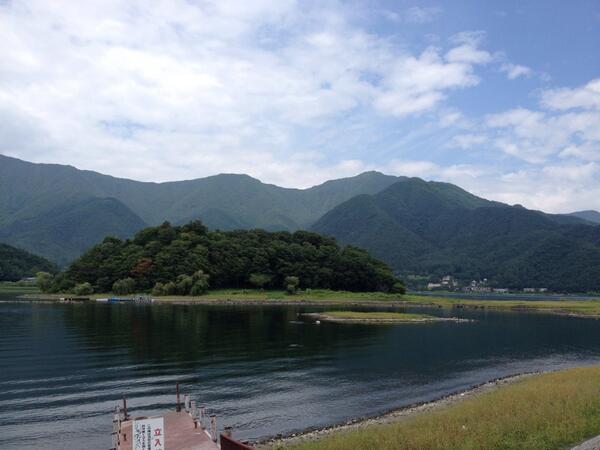 kzy4710's tweet photo. 河口湖は渇水酷いなぁ…
@鵜の島 http://t.co/8tV00mZzrF