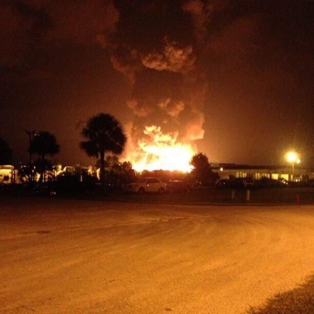 Video: Múltiples explosiones en una planta de propano dejan varios heridos en Florida BQZNes0CIAAT-eh