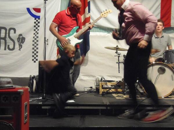 Nannieshee's tweet photo. @TheInsidersuk thanks for letting #CaiRobertsScooterboy join you on stage see you at north wales nomads bbq http://t.co/GwDlQ10IWv