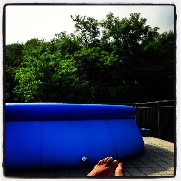 LaDeru's tweet photo. RelaX @ home! Waiting for a "real" trip! http://t.co/KdLAdGG6Nm