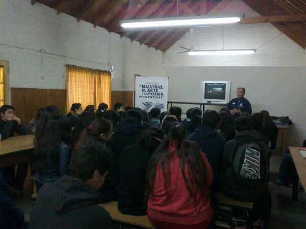 OfVoluntBB's tweet photo. Hoy arrancó el programa de voluntariado de Malvinas en la Esc N317 de Villa Serra @DiegoMPalomo  @DirJuvBB http://t.co/QewxYFDdeI