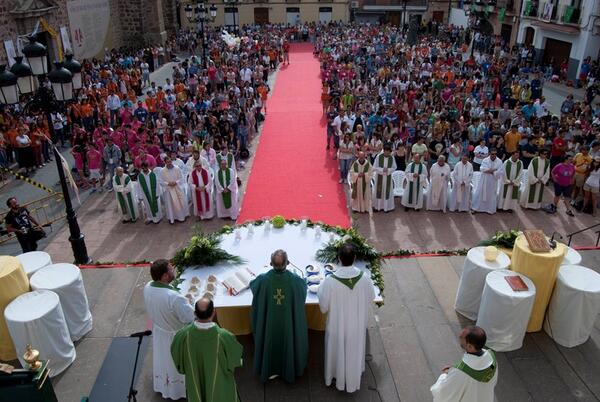 diocesiscr's tweet photo. Así celebramos la Eucaristia en Almodóvar el pasado domingo http://t.co/PFwBJjTLHq