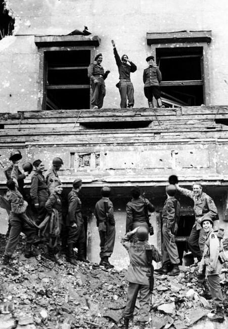 HechoHistoricos's tweet photo. Soldados aliados burlándose de Hitler. http://t.co/6AjJvUPI2D