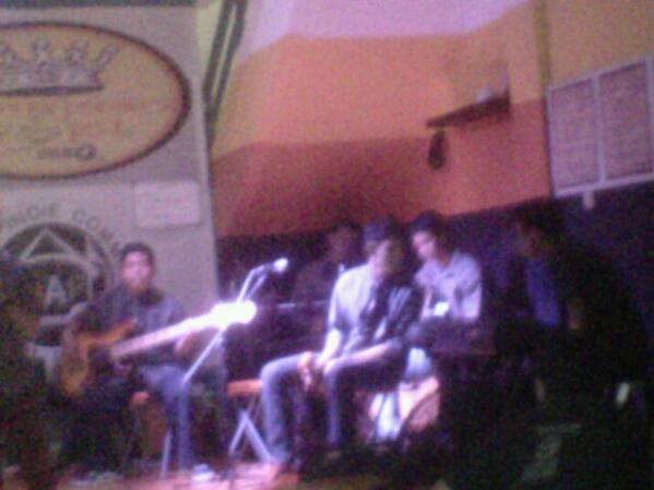 Sekarang band nomer urut 2 akan perform, namanya kill the alien.