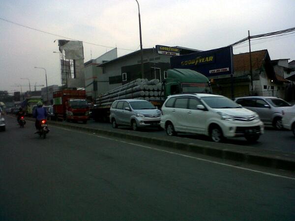 RT <a href="/andyenaaaa/">Andine</a>: #lalinBDG pertigaan tol kopo-kopo elok macet bangeetttt. Mending muter taruips!