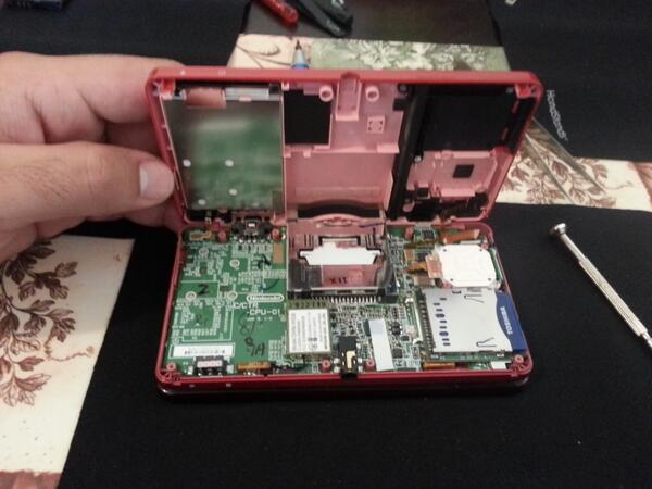 EpTechRepair's tweet image. Simple teardown, but the gold pins turned out green :-/ not so good