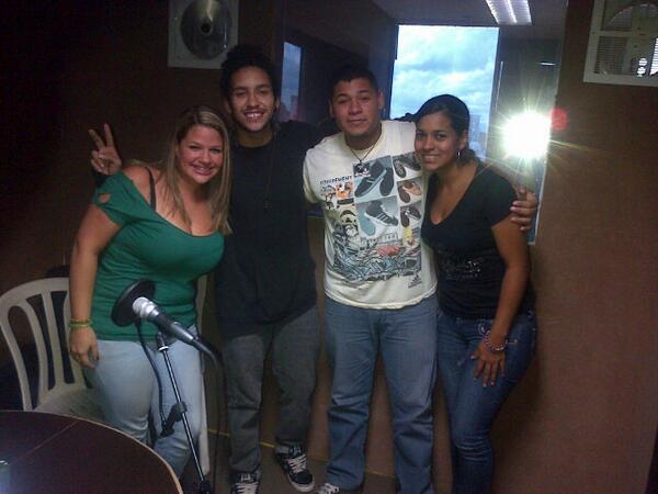 JulyRobles's tweet photo. Bendiciones a los chicos de @RazaNatural de visita en el @_ElEscaparate toda la buena vibra para ustedes!! Exitos! http://t.co/2BuUurElIX